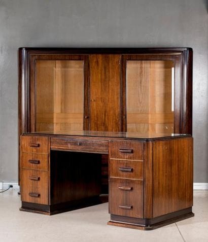 Cabinet de travail constitué d'un bureau...