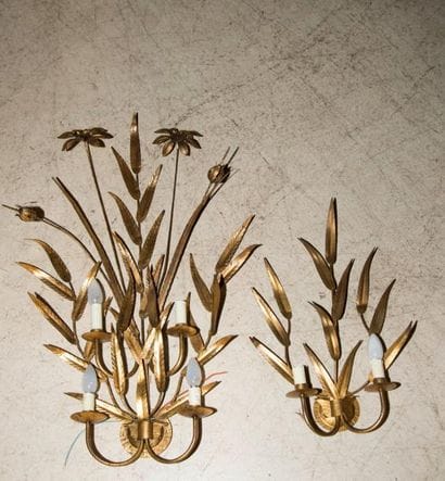 Applique en tôle dorée à décor de joncs....