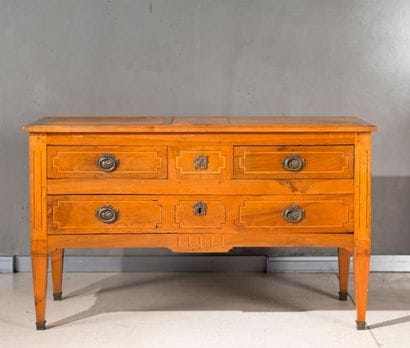 Commode en bois naturel et incrustations...