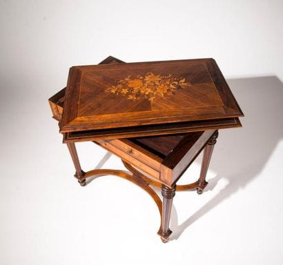 Table à jeux marquetée, plateau ouvrant à...