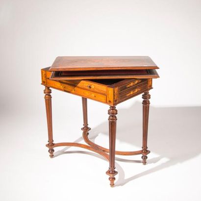 Table à jeux marquetée, plateau ouvrant à...