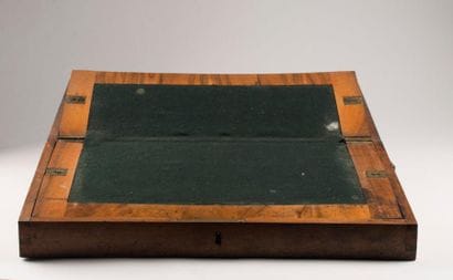 Ecritoire en noyer, pupitre incliné garni...