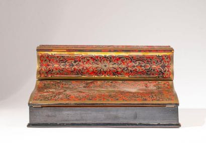 Pupitre en marqueterie d'écaille teintée...