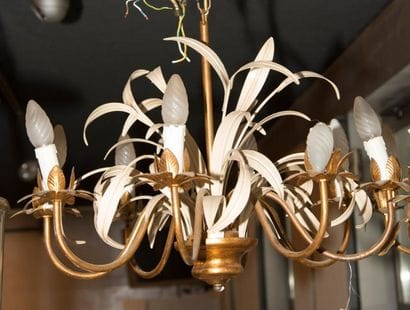 Lustre à huit lumières en tôle laqué blanc...