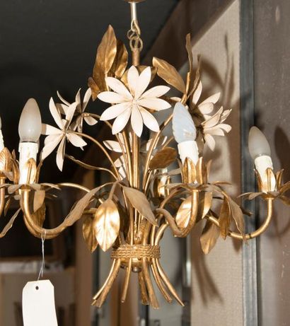 Lustre à cinq lumière en tôle doré en forme...
