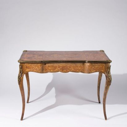Bureau plat à pieds cambrés, décor de marqueterie...