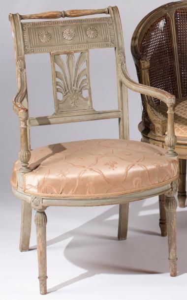 Paire de fauteuils en bois sculpté ajouré...