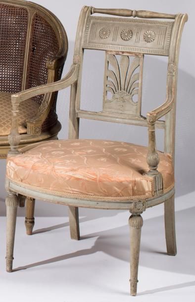 Paire de fauteuils en bois sculpté ajouré...