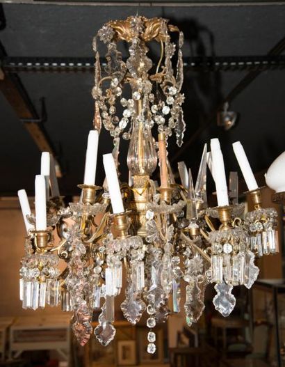 Lustre à seize lumières à décor de pampilles...