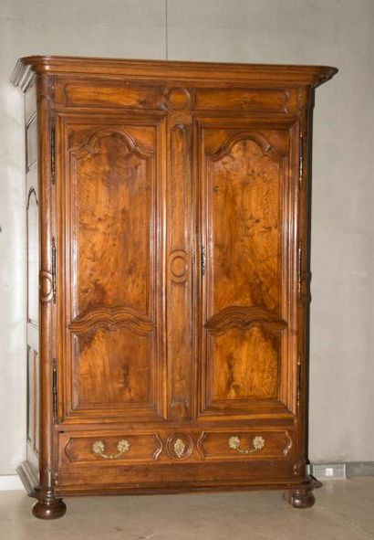 Armoire en noyer mouluré, ouvrant à deux...