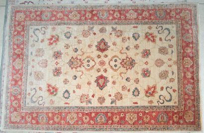 Tapis à décor de palmettes sur fond beige....