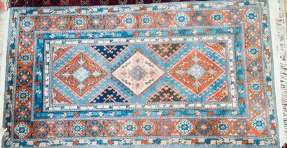 Tapis Kazak à décor de trois médaillons....