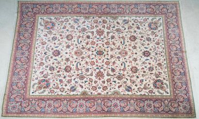 Tapis Tabriz à décor de rinceaux et bordure...
