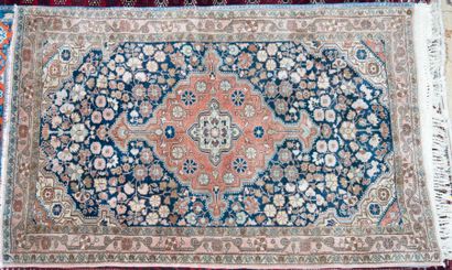 PAKISTAN
Tapis à fond bleu à bordure rose....