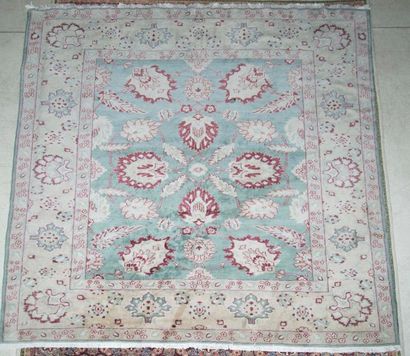 Tapis à décor de rinceaux feuillagés sur...