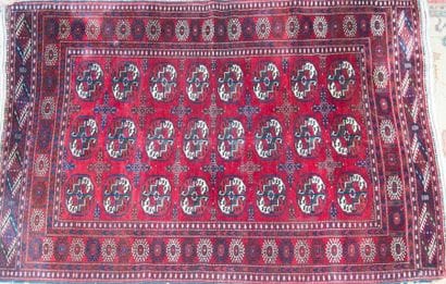 BOUKHARA
Tapis à motif de guhl sur fond brique.
191x134...