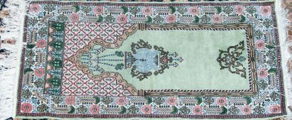 Tapis en soie à décor d'une lampe de mosquée...