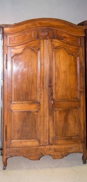 Armoire en noyer mouluré, ouvrant à deux...