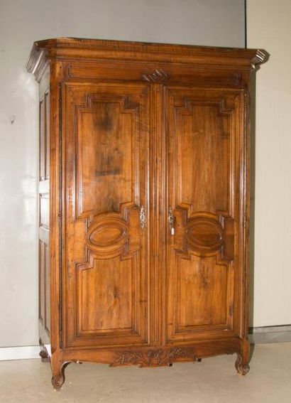 Armoire en noyer et bois naturel ouvrant...