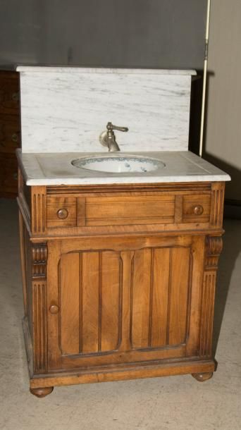 Meuble de toilette ouvrant à une porte en...