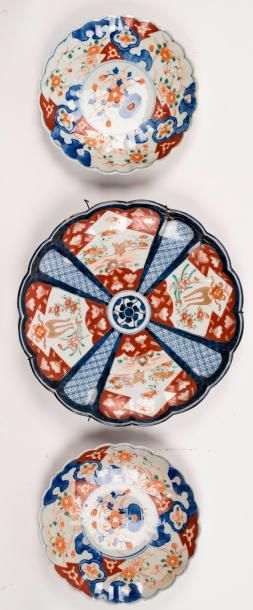 JAPON, Imari, fin XIXème siècle
Lot de trois...