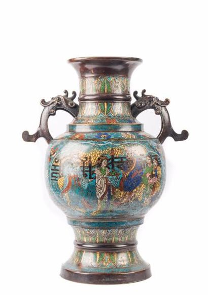 JAPON, première moitié du XXème siècle
Vase...