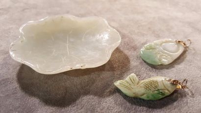 CHINE
Une petite coupelle en jade et deux...