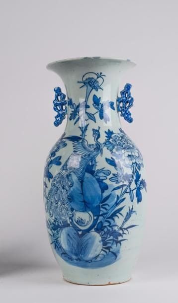 CHINE
Vase balustre en porcelaine à décor...
