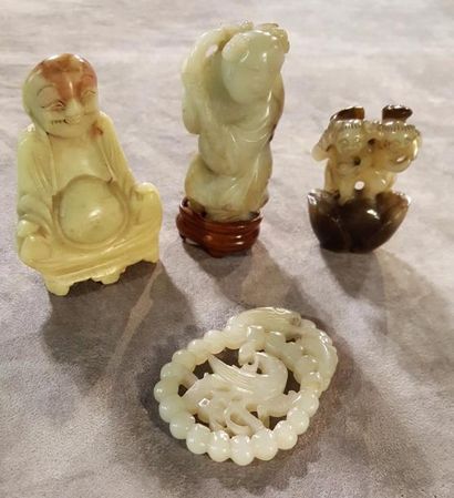CHINE
Lot de quatre pièces en jade et stéatite:...