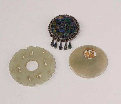 CHINE
Lot de trois disques: deux en jade...