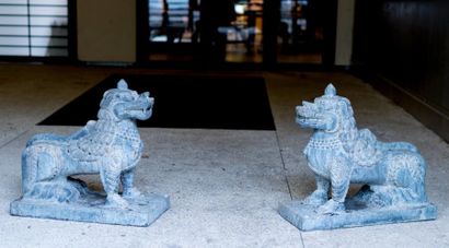 INDE
Paire de lions gardiens en pierre. Signés,...