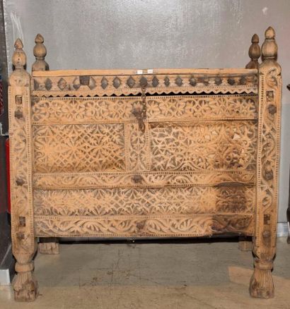 NEPAL
Coffre en bois sculpté. H: 124, l:...