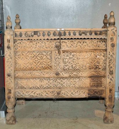 NEPAL
Coffre en bois sculpté. H: 124, l:...