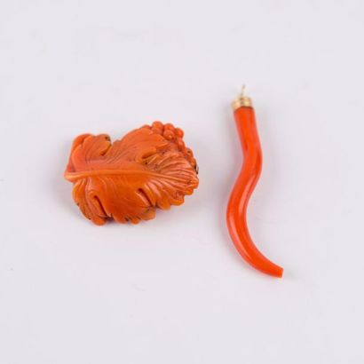 Lot de deux pendentifs en or jaune et corail:...