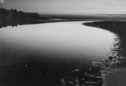 AUBRIAN
Trois photographies en noir et blanc,...