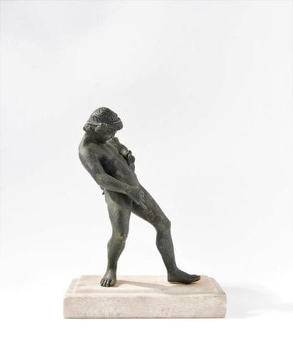 Faune avec outre en bronze à patine croûteuse,...