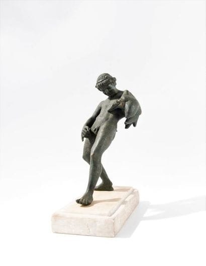 Faune avec outre en bronze à patine croûteuse,...