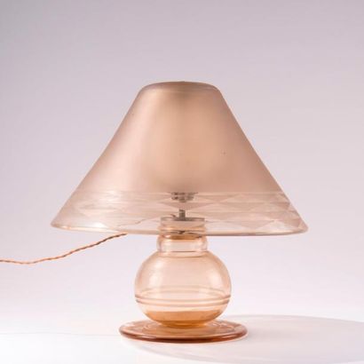 DAUM. Lampe en verre ambré translucide à...
