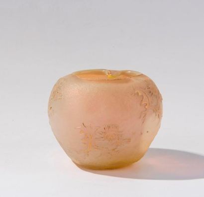 DAUM, Nancy. Vase en verre opalescent à décor...