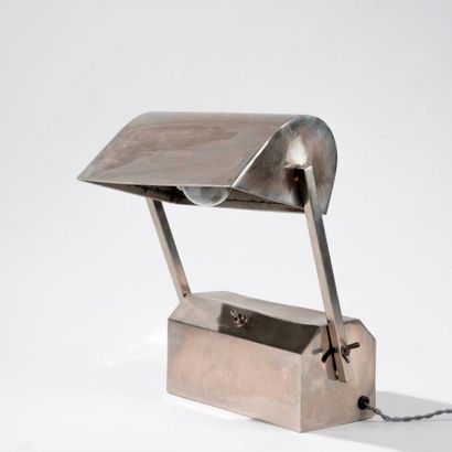 Lampe en métal. vers 1930. 36x21,5 cm.