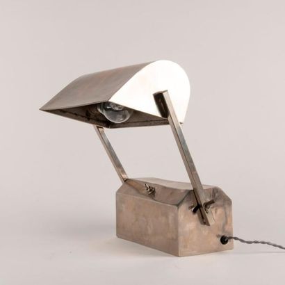 Lampe en métal. vers 1930. 36x21,5 cm.