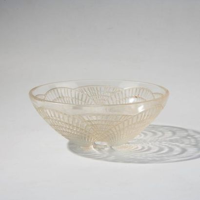 LALIQUE France. Coupe en verre blanc moulée,...