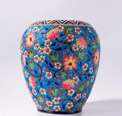 LONGWY. Vase en émaux de Longwy, à décor...