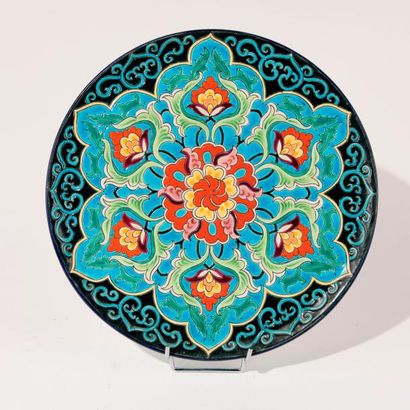 LONGWY. Plat en émaux polychrome, décor de...