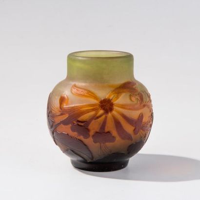 Emile GALLE (1846-1904). Vase en verre multicouche...