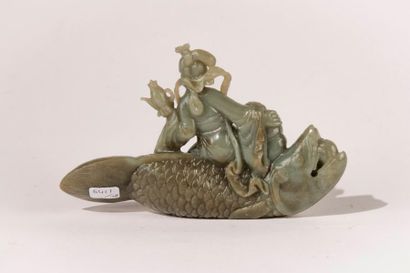 CHINE, XXème siècle. Groupe en jade céladon,...