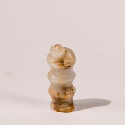 CHINE, XXème siècle. Petit groupe en jade...