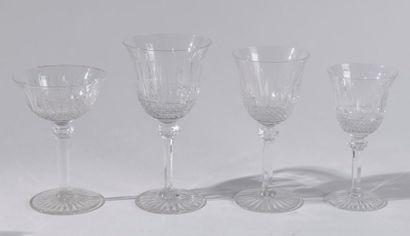 SAINT-LOUIS. Partie de service de verre modèle...