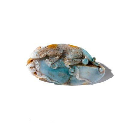 CHINE, XXème siècle. Pendentif en jade céladon...