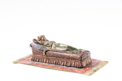 Bronze de Vienne. Jeune femme alanguie. Sujet...